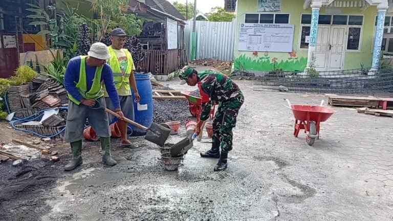 Wujud Kepedulian TNI, Babinsa Pakel Dampingi Renovasi Sekolah Dasar