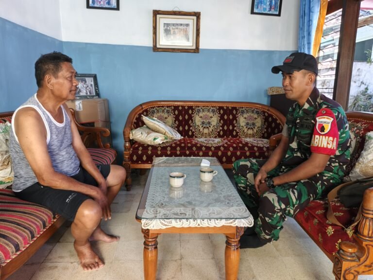 Komsos Humanis, Babinsa Papringan Sambangi Warga Dusun Krajan