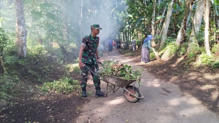 Gotong Royong Jadi Kekuatan, Babinsa dan Warga Penawungan Rawat Jalan Dusun 