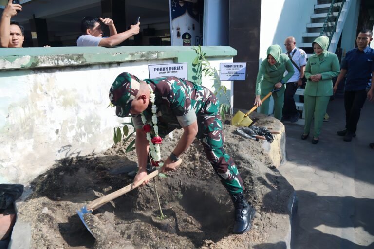 Danrem 083/Baladhika Jaya Tanam Pohon Durian di Makodim 0821 Lumajang, Simbol Kepedulian Lingkungan dan Ketahanan Pangan