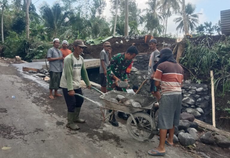 Pendampingan Babinsa Dorong Lancarnya Pembangunan Drainase di Ledoktempuro.
