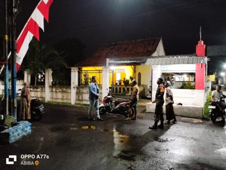 Pendampingan Babinsa Dorong Lancarnya Pembangunan Drainase di Ledoktempuro.
