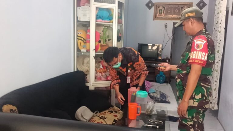Wujud Kepedulian Lingkungan, Babinsa Besuk Dampingi Nakes Cek Udara di Pemukiman Warga 