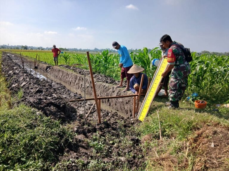 Babinsa Darungan Kawal Pembangunan Saluran Irigasi di Dusun Krajan 