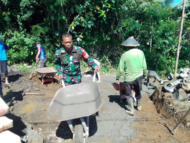 Gotong Royong Jadi Kekuatan, Babinsa Sumberurip Dampingi Warga Rabat Beton Jalan Dusun
