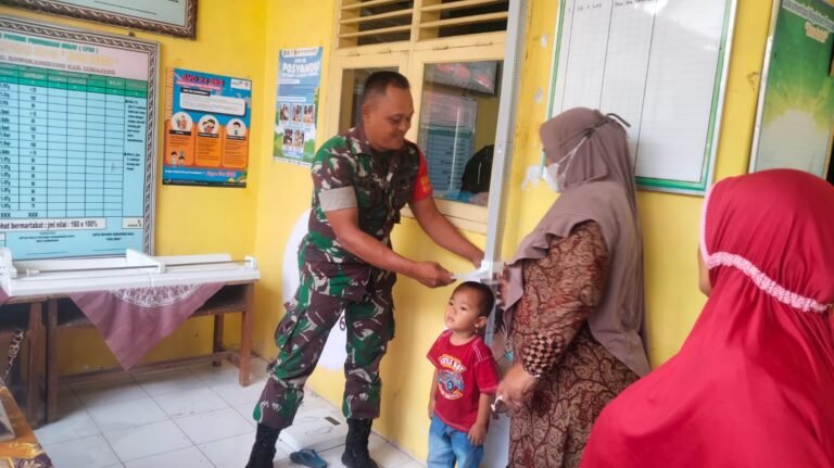 Perkuat Ketahanan Kesehatan Anak, Babinsa Sumberanyar Hadir di Posyandu Gerbangmas Mawar