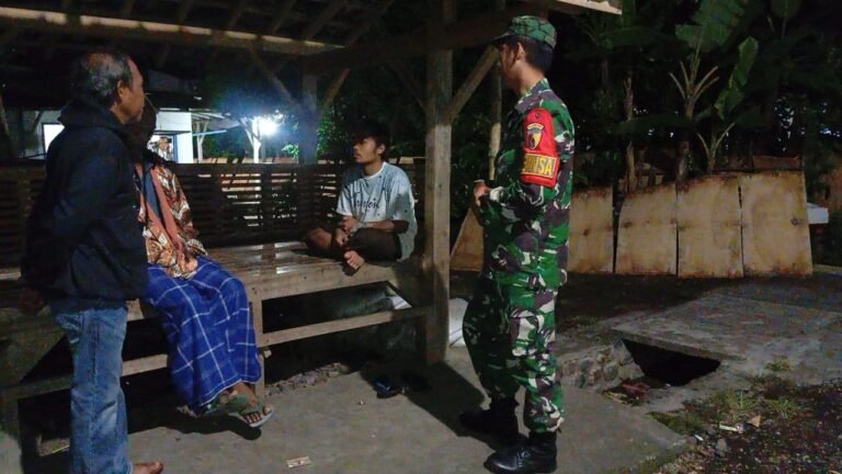 Wujudkan Lingkungan Kondusif, Babinsa Karanganom Intensifkan Siskamling Malam