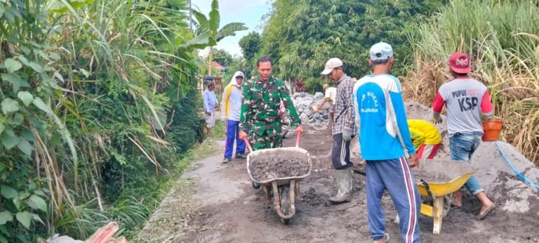 Gotong Royong Babinsa Babakan Bersama Warga, Perkuat Infrastruktur Irigasi Desa