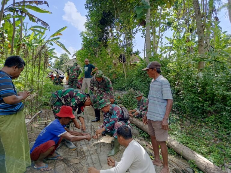 Kebersamaan Babinsa Sentul dan Warga Gotong Royong Buat Rangka Tiang Beton Jembatan Gantung
