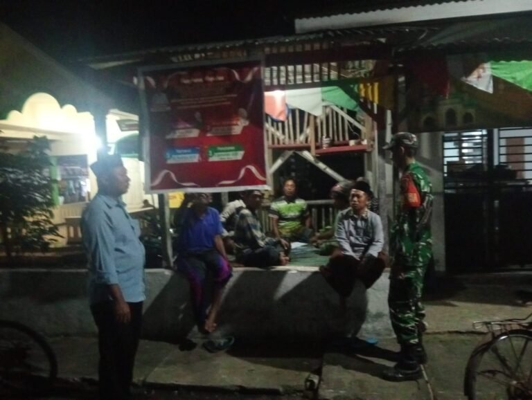Tingkatkan Keamanan Lingkungan, Babinsa Denok Sapa Warga Saat Patroli Malam
