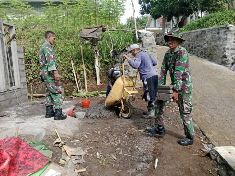 Koramil Randuagung Bedah Rumah Warga, Wujudkan Hunian Layak di HUT TNI ke-80