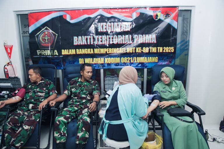 Sambut HUT TNI ke-80, Koramil 0821-11 Yosowilangun Gelar Karya Bakti di Lahan Pertanian