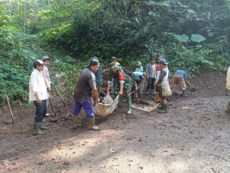 Gotong Royong Babinsa dan Warga Kertowono Wujudkan Jalan Bersih dan Nyaman