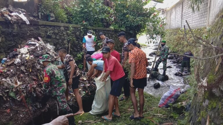Babinsa Sumberrejo Bangun Kebersamaan Lewat Kerja Bakti Pembersihan Sungai Dawuhan
