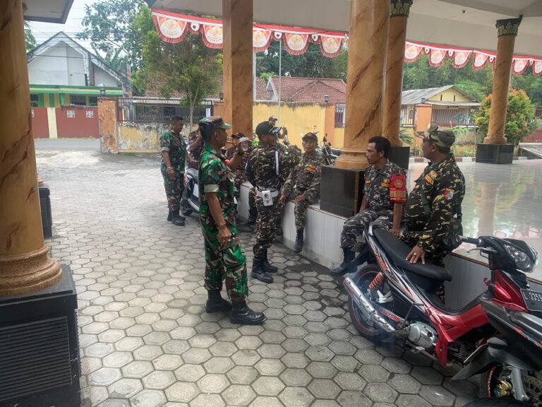 Jaga Keamanan Wilayah, Sinergi Koramil Pasirian dan Banser Gelar Patroli Bersama