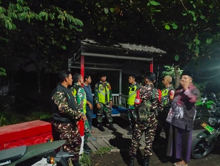 Koramil 0821-10/Tempeh Bersama Banser Gelar Patroli Siskamling di Wilayah Kecamatan Tempeh