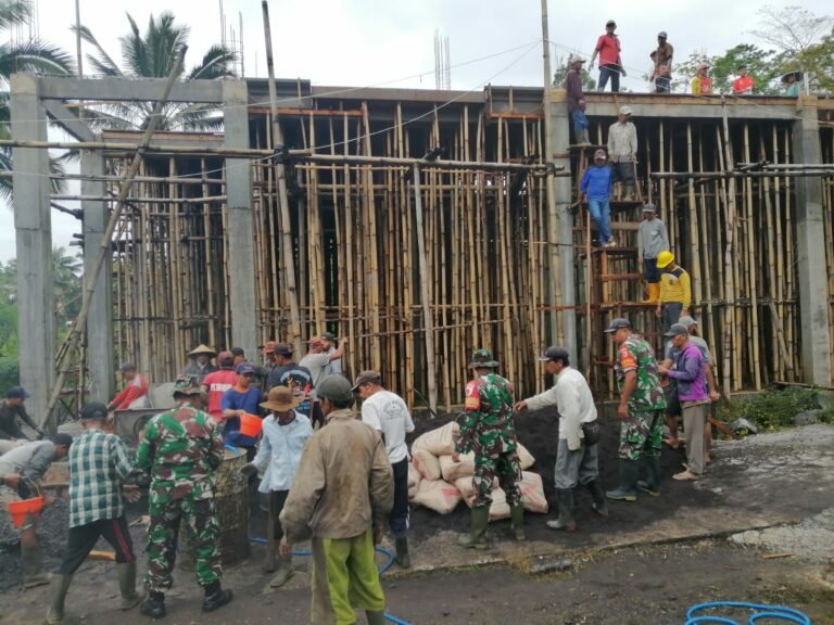TNI dan Warga Bersinergi, Koramil Pasrujambe Laksanakan Karya Bakti Pengecoran Atap Masjid Al-Fallah
