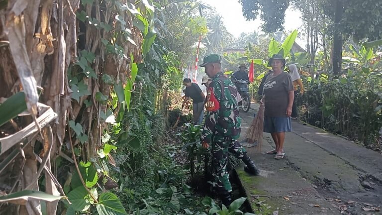 Kerja Bakti di Pronojiwo: Babinsa dan Warga Tunjukkan Harmoni dan Kekompakan