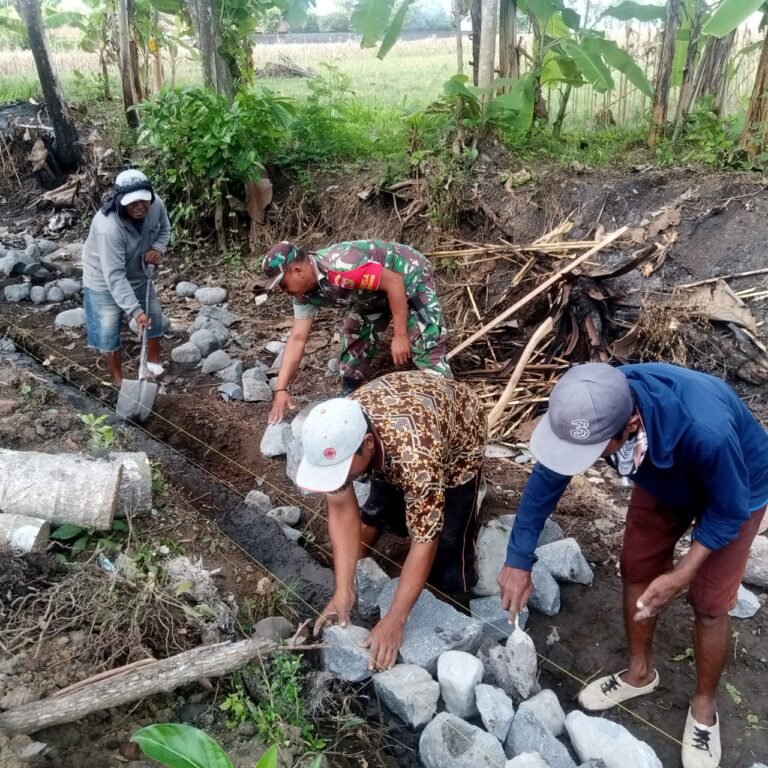 Pererat Kemanunggalan, Babinsa Sumberanyar Kawal Pembangunan Talut Penahan Tanah