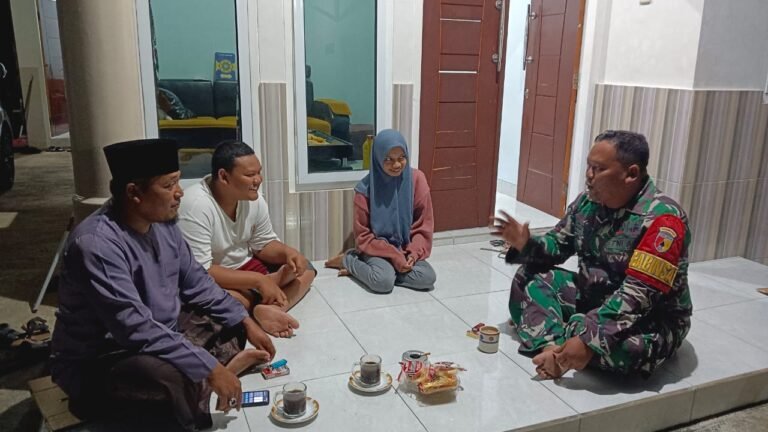 Tingkatkan Silaturahmi, Babinsa Kertosari Sapa Warga Lewat Komsos