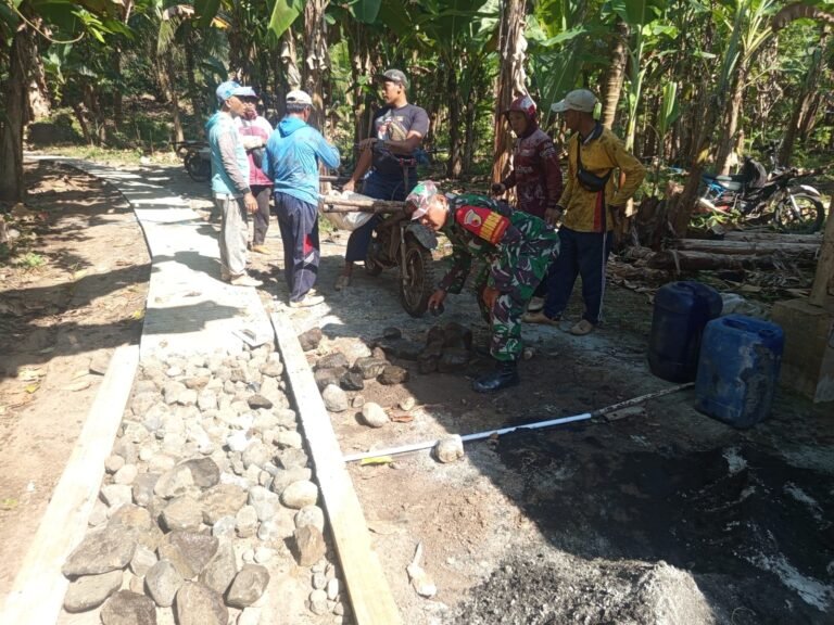 Tingkatkan Akses Pertanian, Babinsa Dampingi Warga Bangun Jalan Rabat Beton