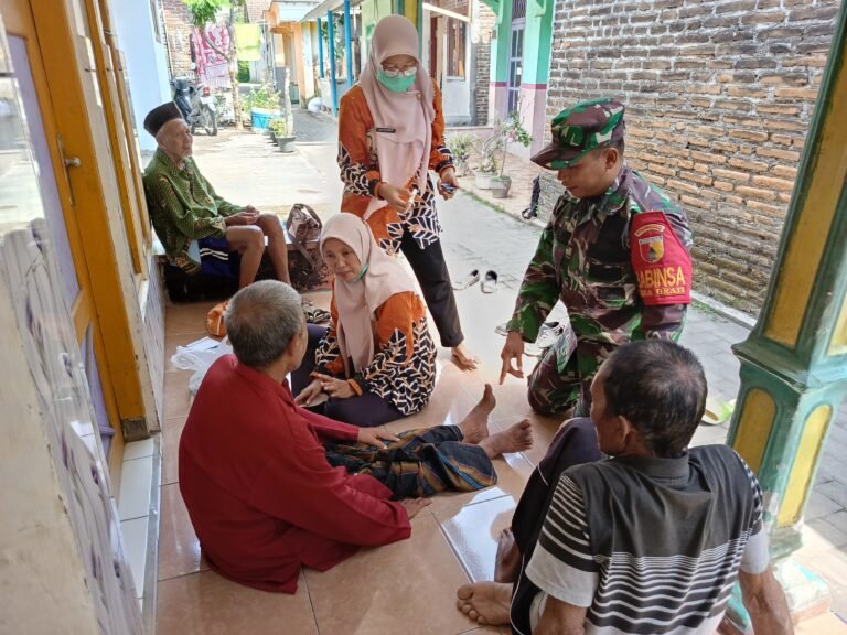 Babinsa Grati Dampingi Puskesmas Labruk Kidul Lakukan Kunjungan Kesehatan Lansia Risiko Tinggi