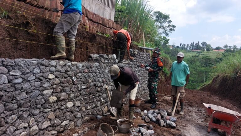 Wujud Kepedulian, Babinsa Kedawung Bantu Warga Bangun Talud Penahan Tanah