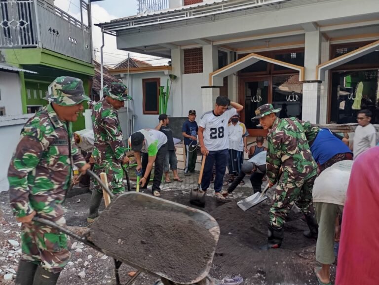 Gotong Royong TNI dan Masyarakat Labruk Lor Pelebaran Area Masjid Darussalam