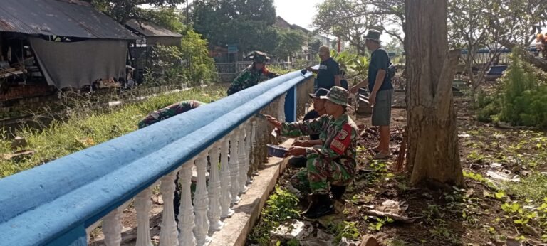 TNI dan Warga Kompak, Bersihkan dan Percantik Pagar TPU Kebonagung