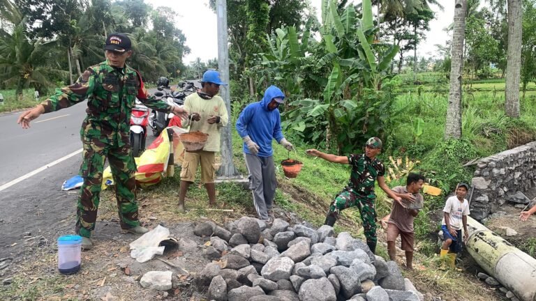 Bersama Warga, Babinsa Madurejo Perkuat Sinergi Lewat Gotong Royong Bangun Drainase