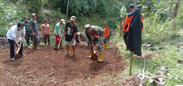 Dukung Program Pemdes, Babinsa Tunjung Ikut Kerja Bakti Pelebaran Jalan Penghubung 