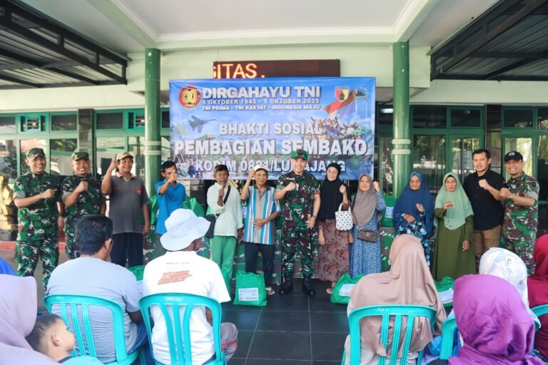 Kodim 0821 Lumajang Gelar Baksos Pembagian Sembako dan Khitan Massal dalam Rangka HUT TNI ke-80.