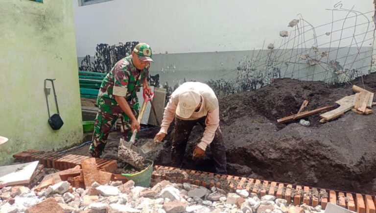 Wujud Kebersamaan, Babinsa Klakah Dampingi Renovasi Teras Masjid Nurul Jannah