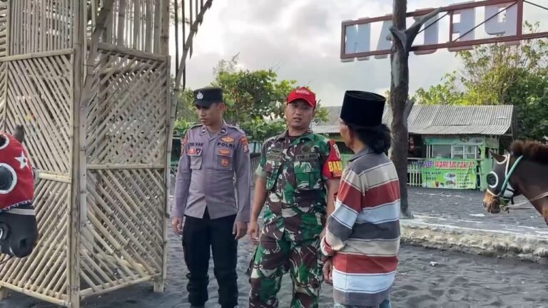 Kolaborasi Tiga Pilar Desa Selok Awar Awar Lakukan Monitoring di Objek Wisata Pantai Watu Pecak