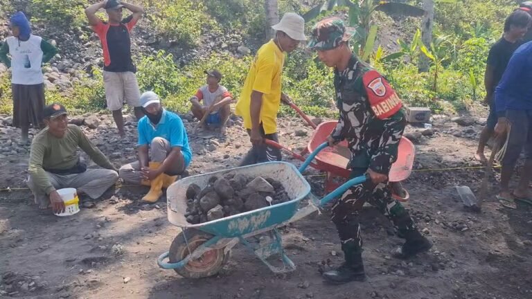 Babinsa Kloposawit Bangun Kegotongroyongan Warga dalam Perbaikan Jalan Desa