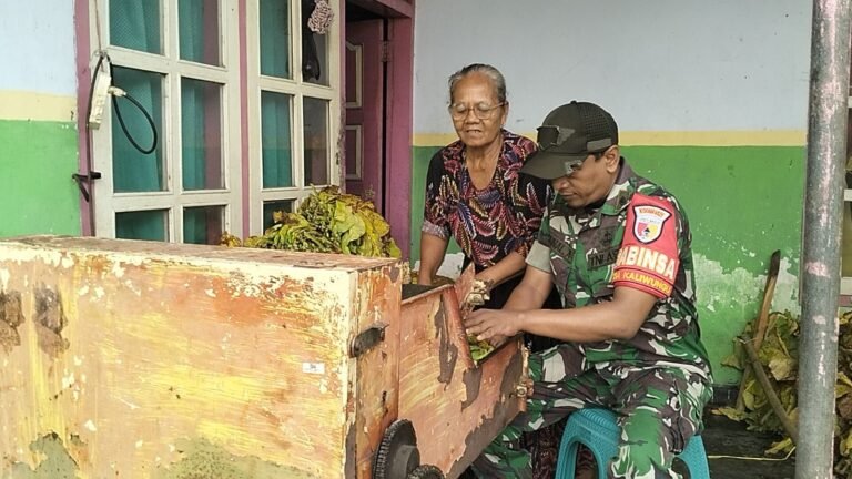 Babinsa Kaliwungu Jalin Silaturahmi dengan Petani Tembakau, Dorong Semangat Pertanian Desa