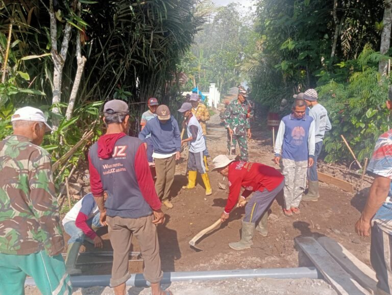 Upaya Babinsa Pronojiwo Bersama Pemdes dan Warga Gelar Kerja Bakti Perbaikan Jalan Desa