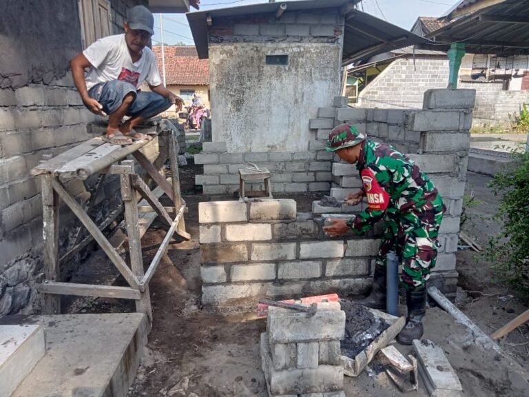 Kebersamaan Babinsa Wonosari dan Warga Darungan: Bangun Kamar Mandi Musala Darul Anwar