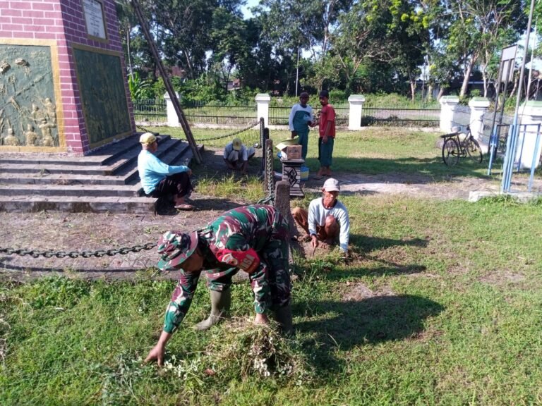 Warisi Semangat Pahlawan, Babinsa dan Warga Nogosari Bersihkan Monumen Mayjen Sukertiyo