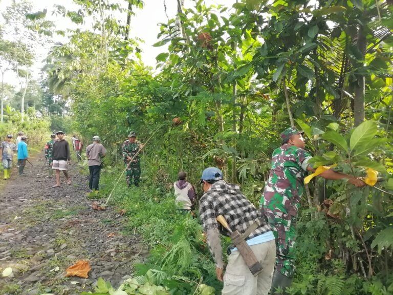 Bangun Kekompakan, Babinsa Pasrujambe Bersama Warga Gelar Kerja Bakti Bersihkan Jalan Desa