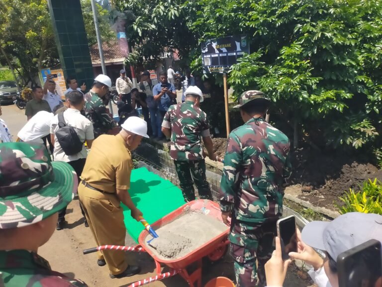 Danrem 083/Bdj Letkol Inf Kohir Letakkan Batu Pertama Pembangunan Drainase di Desa Lebakharjo, Wujud Sinergi TNI dan Pemerintah Daerah