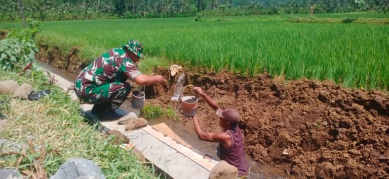 Sinergi Satgas TMMD ke-126 Kodim 0818 Malang dan Warga Bangun Drainase Sepanjang 124 Meter di Lebakharjo