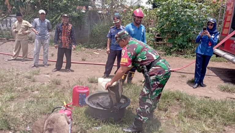 Wujudkan Desa Tangguh Bencana, Babinsa Curahpetung Dampingi Sosialisasi Mitigasi Kebakaran