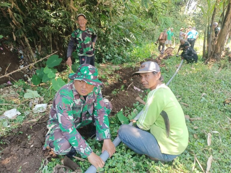Sinergi TNI dan Masyarakat: Babinsa Kalisemut Pasang Pipa Air Bersih untuk Warga