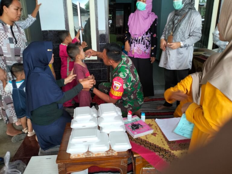 Babinsa Boreng Dampingi Bidan Desa Monitoring Posyandu Dahlia