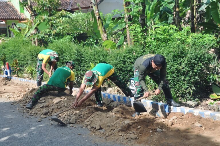 Satgas TMMD Kodim 0818 Laksanakan Pemasangan Pipanisasi 2,5 Km di Desa Lebakharjo.
