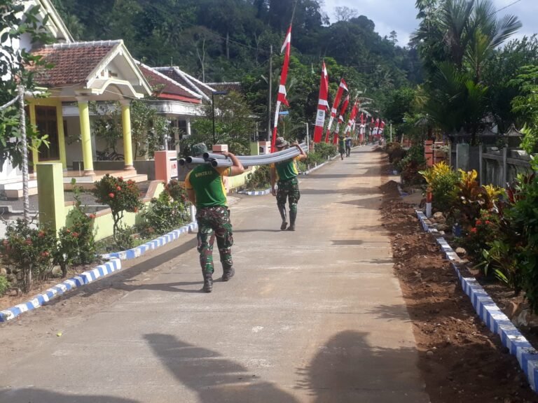 Bahu Membahu Prajurit Satgas TMMD 126 Distribusikan Pipa Air Bersih