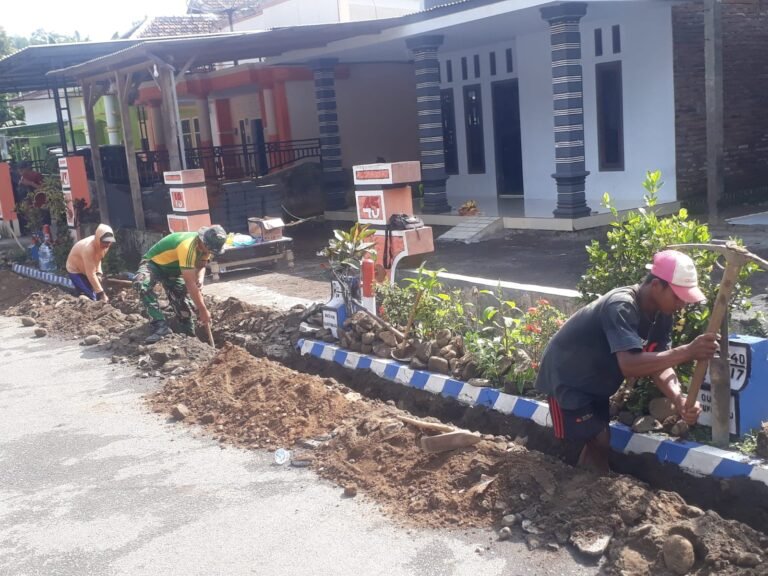 Sinergi Satgas TMMD dan Warga Desa Lebakharjo Wujudkan Pipanisasi untuk Kebutuhan Air Bersih
