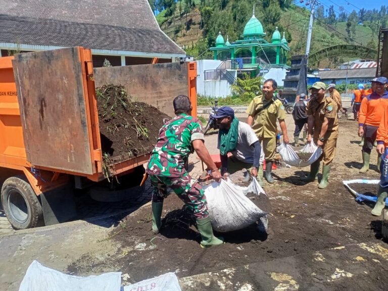 TNI dan Warga Gelar Karya Bakti Pembersihan Jalan dan Drainase di Desa Ranupani