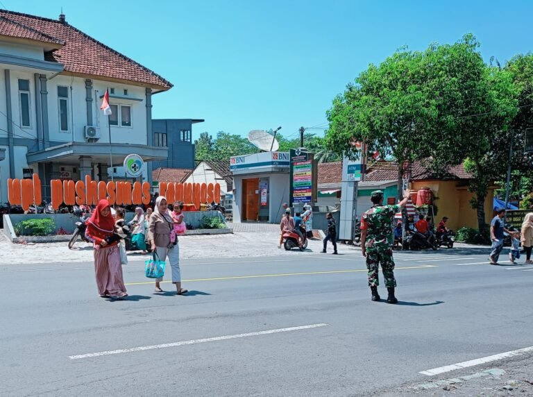 Kepedulian Babinsa Ranuyoso, Bantu Warga Menyebrang Jalan di Tengah Padatnya Arus Lalu Lintas